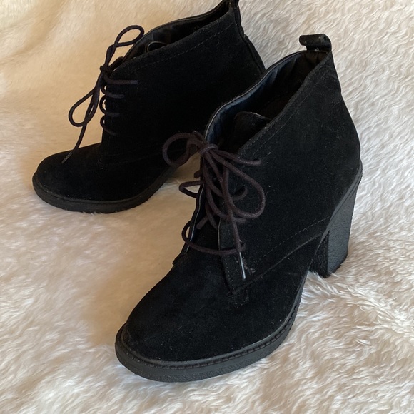 EUC SUGAR Black Suede Lace Up Ankle Booties Block Heel Size 7 1/2 M - Picture 11 of 14